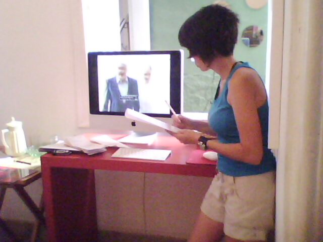 Claudia Sardinha mostrava os vídeos para responderem as perguntas